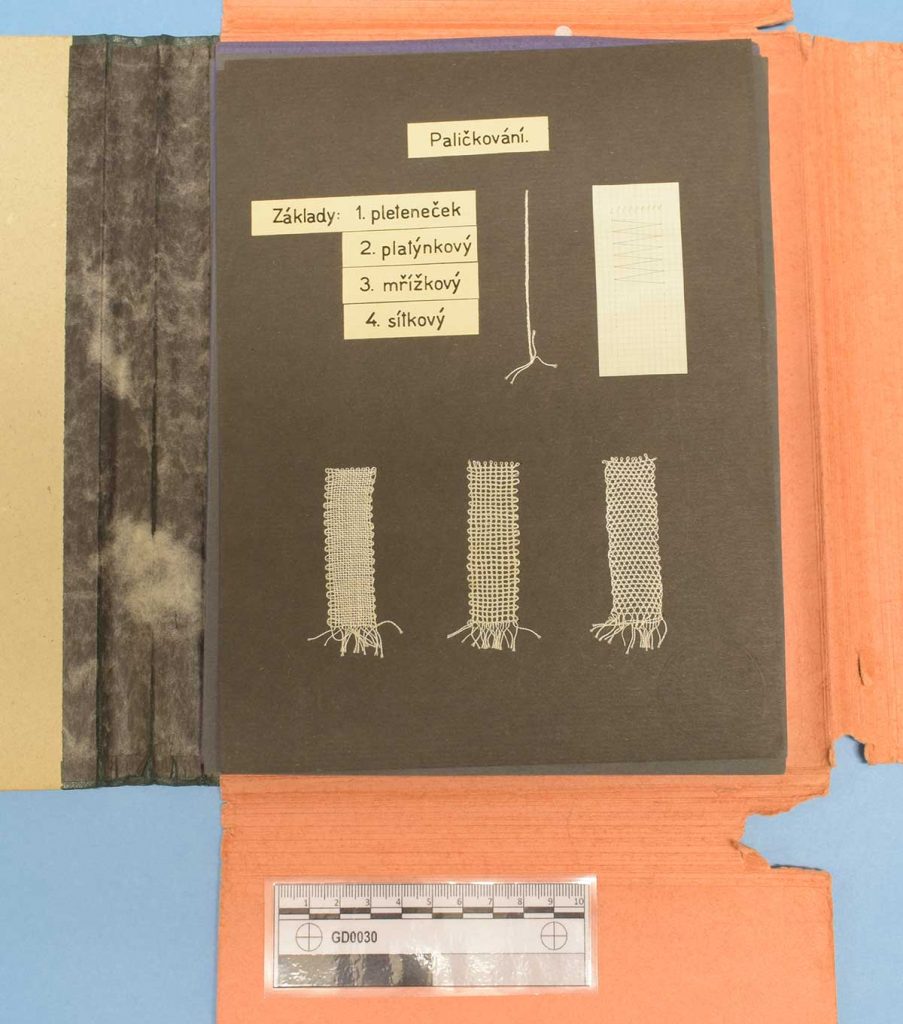 Vzorníky paličkované krajky od p. Milady Rambouskové (roz. Rybníčkové)