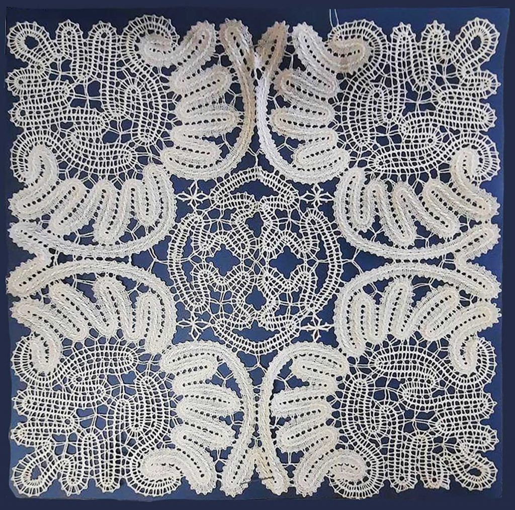 Paličkovaná pokrývka od autorky Anny Bočkové Pavlištové, návrh: Vamberecká krajka Vamberk