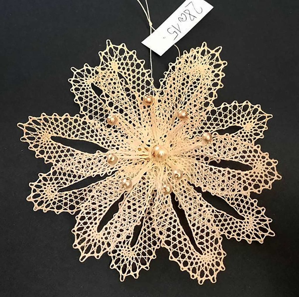 Paličkovaná brož, návrh: Vamberecká krajka Vamberk, Muzeum krajky Vamberk