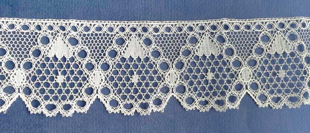 Mnohopárová vláčková krajka z bílé jemné příze, 2023