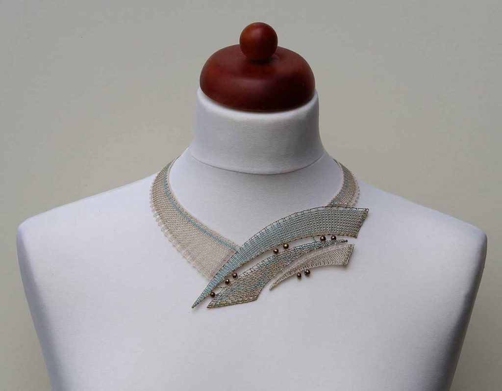 V barvách slunce, moře a písku, hedvábí, dracoun, rokajl, paličkovaná krajka, 2012