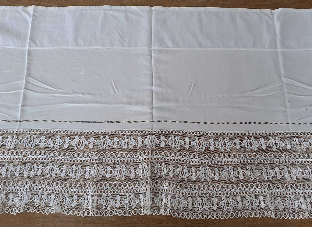 Oltářní textilie s paličkovanou vláčkovou krajkou z fary ve Vamberku, konec 19. století