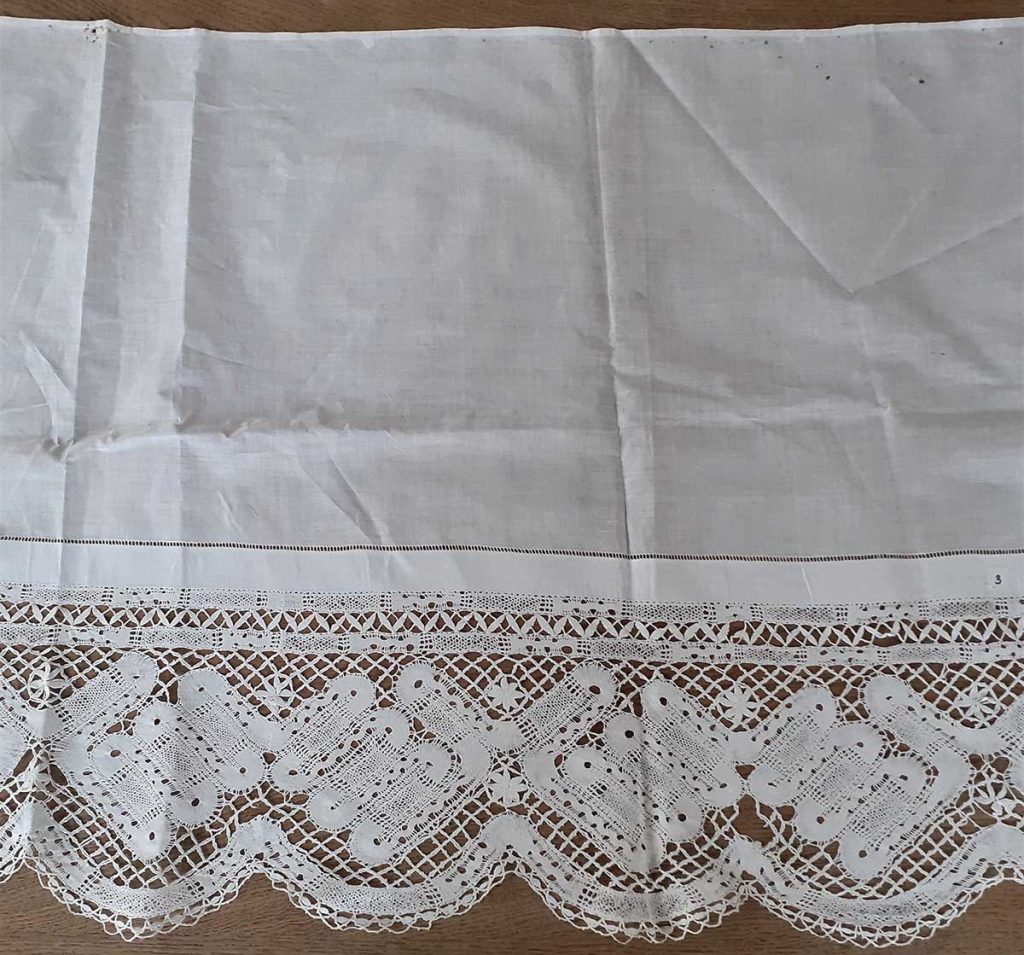 Kostelní textilie s geometrickou paličkovanou krajkou z fary ve Vamberku, 20. – 40. léta 20. století (patrná inspirace krajkami M. Sedláčkové Serbouskové)