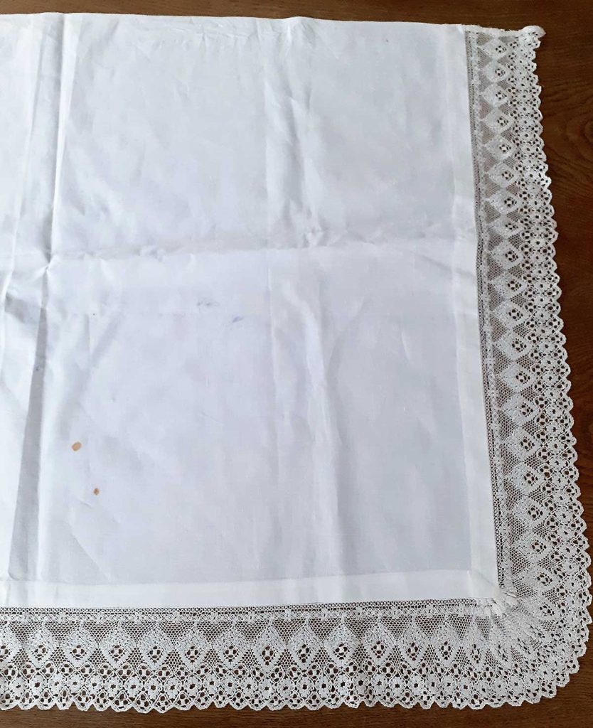 Kostelní textilie s paličkovanou vláčkovou krajkou z fary ve Vamberku, konec 19. až počátek 20. století