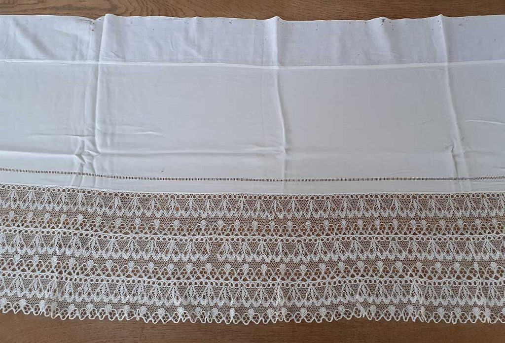 Oltářní textilie s paličkovanou vláčkovou krajkou ve třech řadách z fary ve Vamberku, konec 19. století