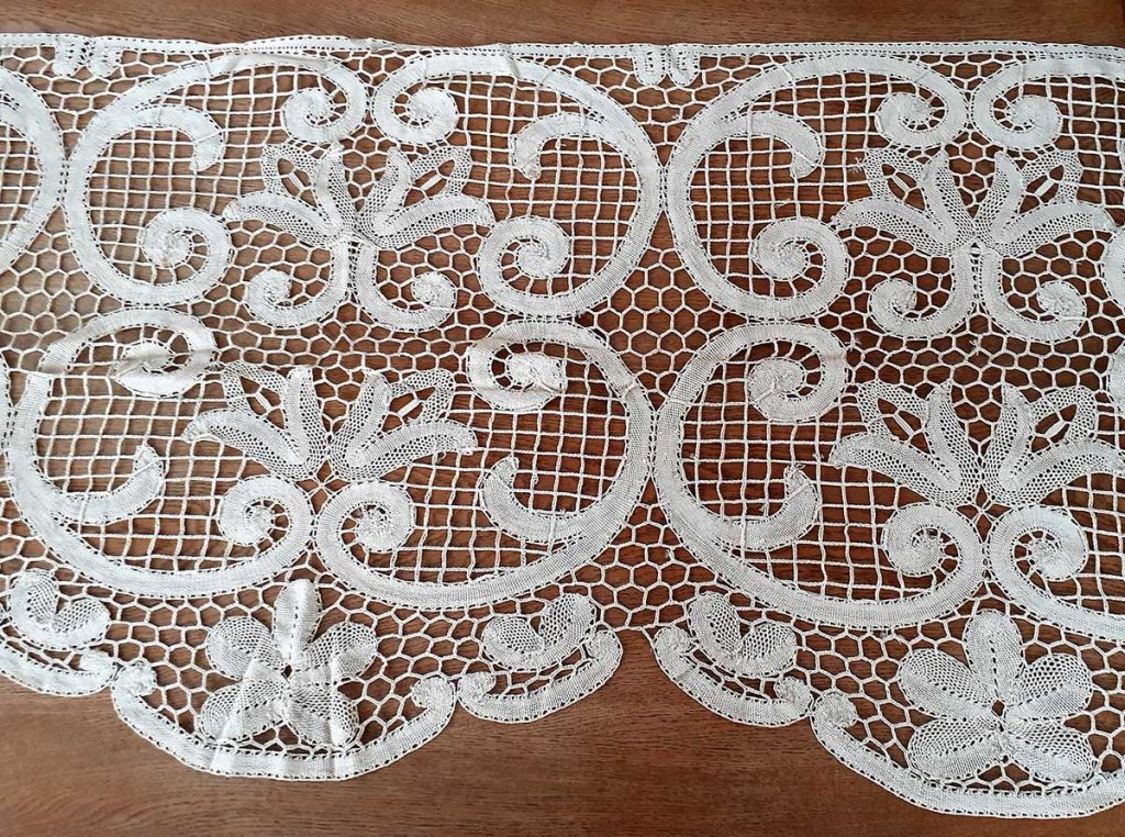 Kostelní textilie z paličkované krajky z fary ve Vamberku, 1. polovina 20. století