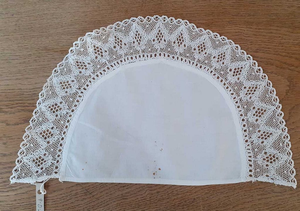 Kostelní textilie s paličkovanou vláčkovou krajkou z fary ve Vamberku, konec 19. až počátek 20. století