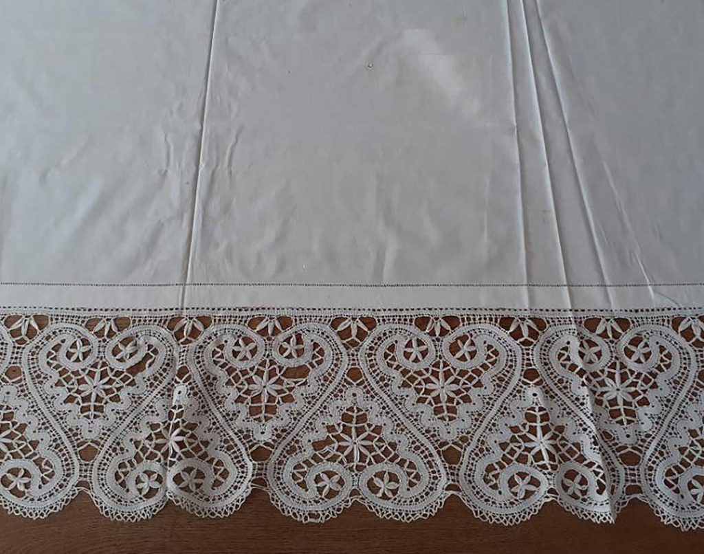 Kostelní textilie s paličkovanou krajkou z fary ve Vamberku, konec 19. až počátek 20. století