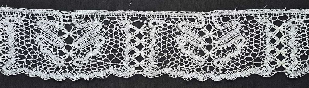 Pásová krajka (z oltářního plátna), len, 11,5 x 340 cm, paličkovaná krajka, konec 19. století, Holice, sbírka R. Martinka.