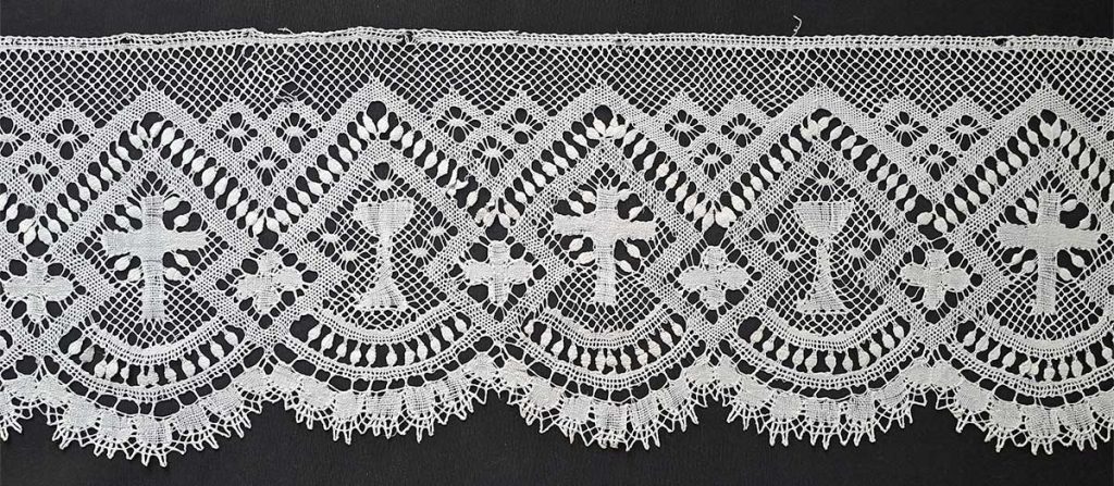 Pásová krajka (z oltářního plátna), len, 26×164 cm, paličkovaná krajka, 1920–1940, Holice, sbírka R. Martinka