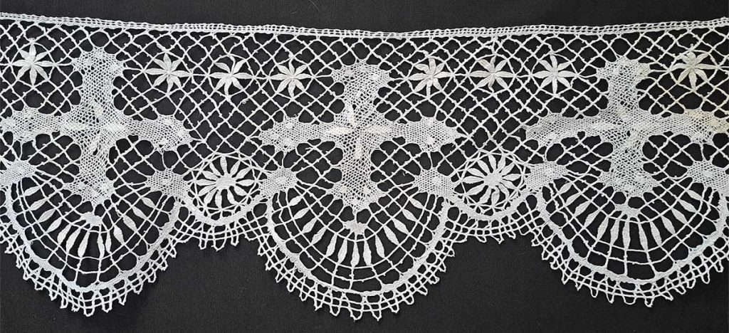 Pásová krajka (z kněžské rochety), len, 24 × 320 cm, paličkovaná krajka, 1. polovina 20. století, Holice, sbírka R. Martinka.