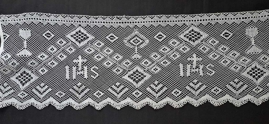 Pásová krajka (z oltářního plátna), len, 35×295 cm, paličkovaná krajka, 1. polovina 20. století, Holice, sbírka R. Martinka.