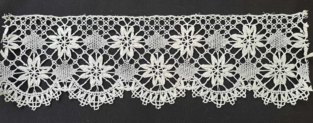 Pásová krajka (fragment z oltářního plátna), 1. polovina 20. století