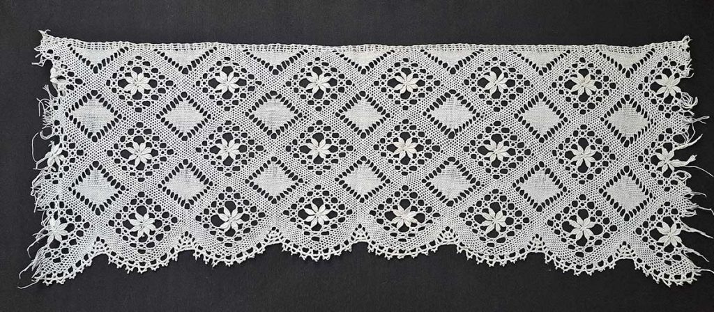 Pásová krajka (fragment z oltářního plátna), 1. polovina 20. století