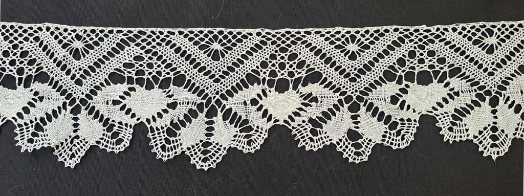 Pásová krajka (z oltářního plátna), len, 11 × 275 cm, paličkovaná krajka, 1. polovina 20. století, Holice, sbírka R. Martinka.