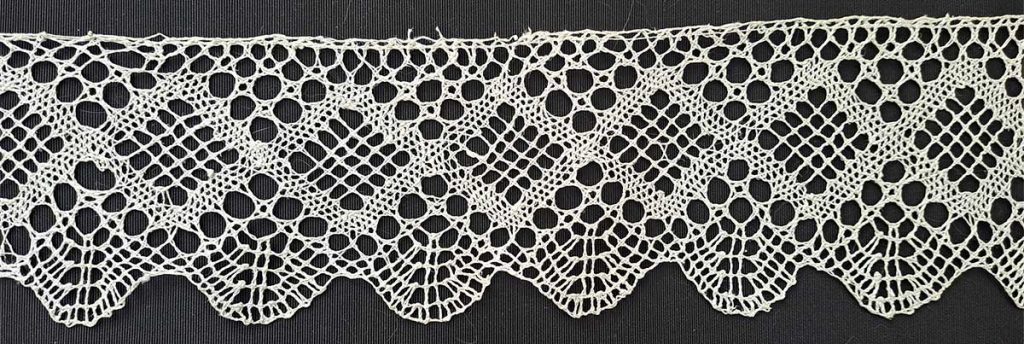 Pásová krajka (z oltářního plátna), len, 9×95 cm, paličkovaná krajka, 1. polovina 20. století, Holice, sbírka R. Martinka.