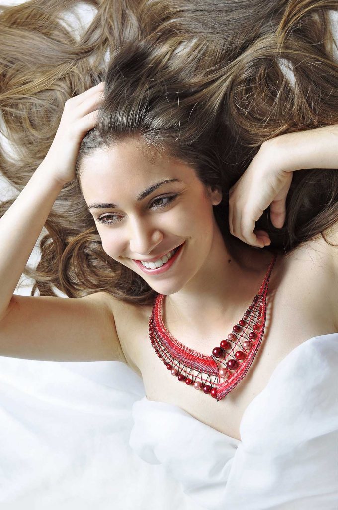 Červený náhrdelník, paličkovaná krajka, 2014