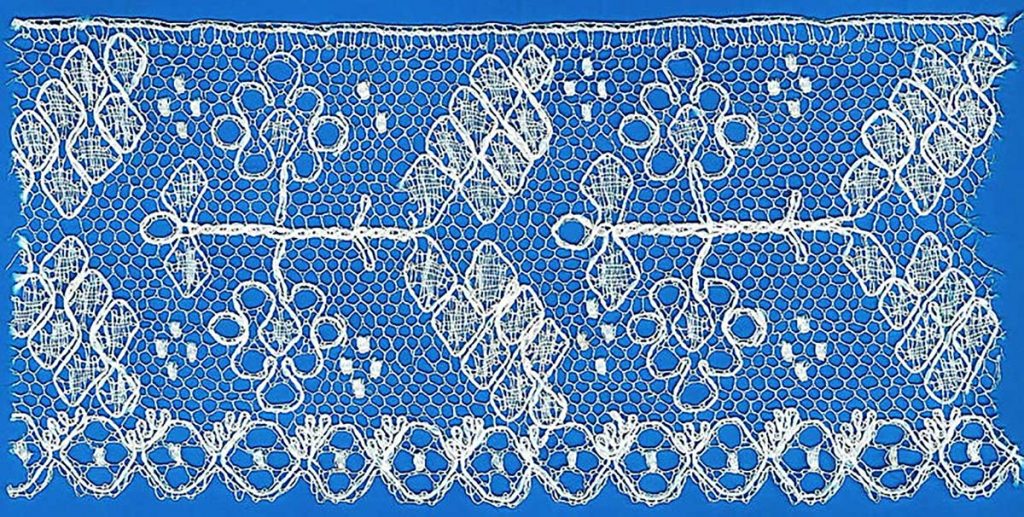 Vláčková paličkovaná krajka - fajnováče, malý zub, 1. pol. 20. stol.