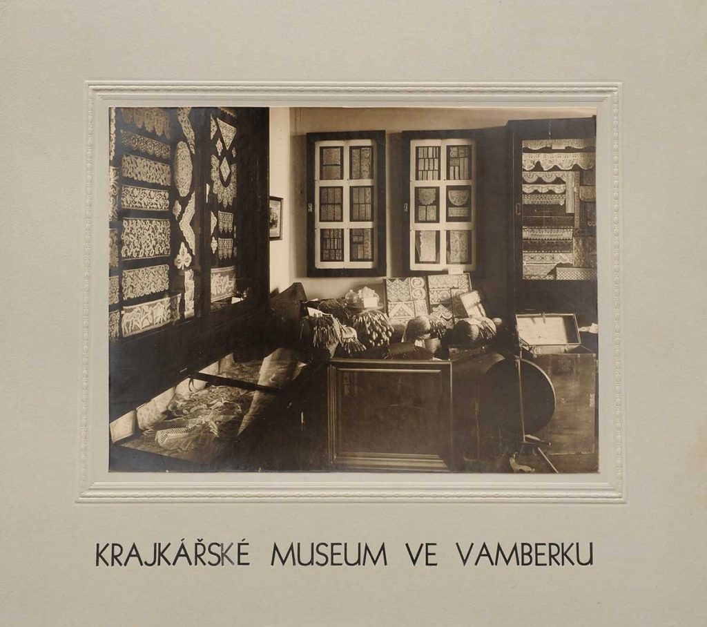 Pohled do expozice Krajkářského muzea ve Vamberku, předchůdce Muzea krajky Vamberk, 1. pol. 20. stol.