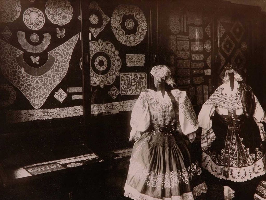 Pohled do expozice Krajkářského muzea ve Vamberku, předchůdce Muzea krajky Vamberk, 1. pol. 20. stol.  