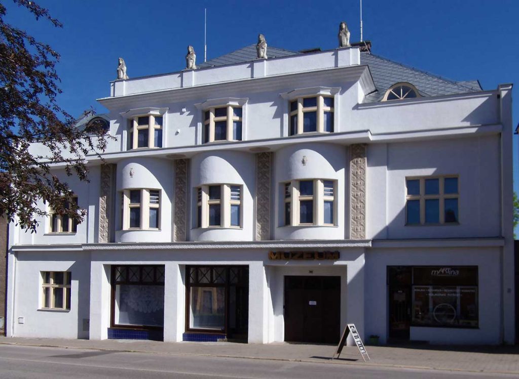 Památkově chráněná budova Bednářovy vily ve Vamberku. Od roku 1948 sídlo Muzea krajky.