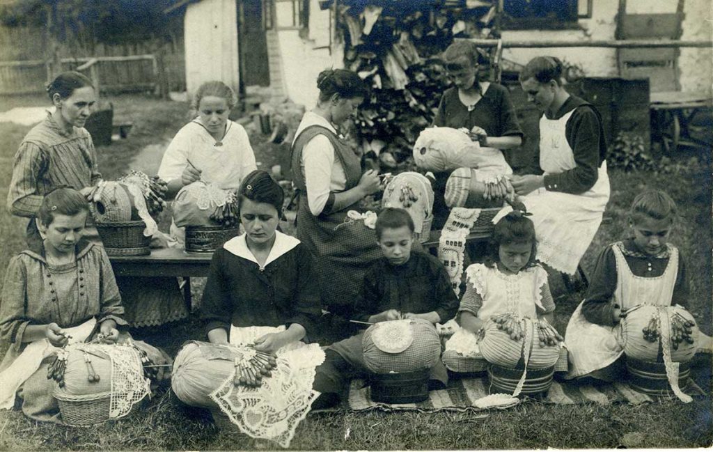 Krajkářky v jednom z krajkářských center Vamberka, v části města Draha, 1. pol.20. stol.
