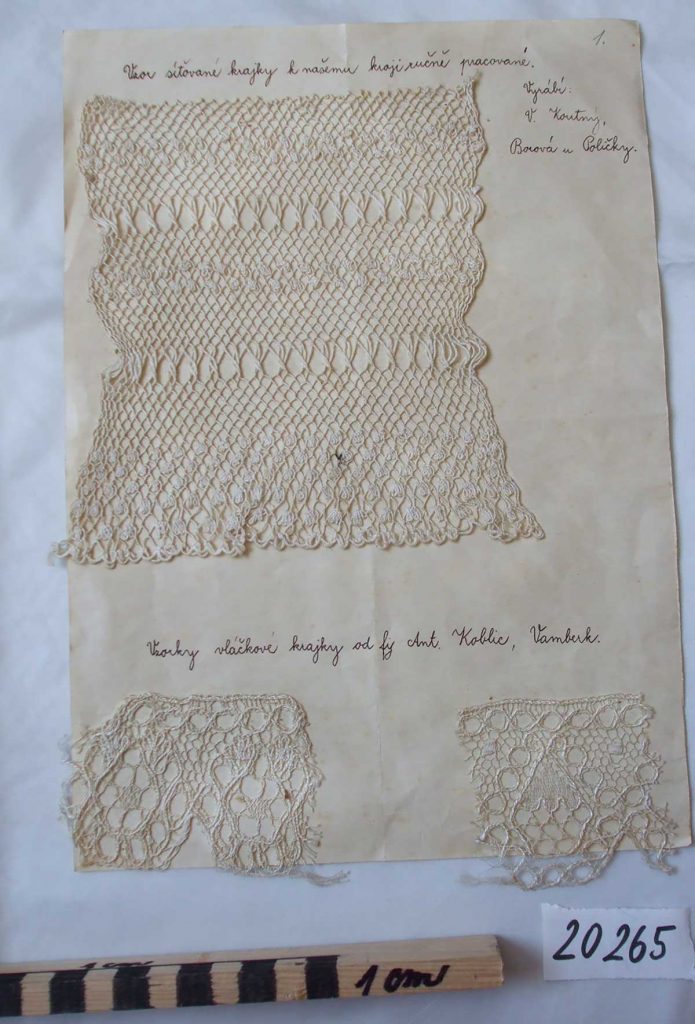 Vzorník krajek ke skutečskému kroji. Větší vzorek byl vytvořen v Borové u Poličky, dva menší vyrobila firma Antonín Koblic, Vamberk, 1. pol. 20. stol.