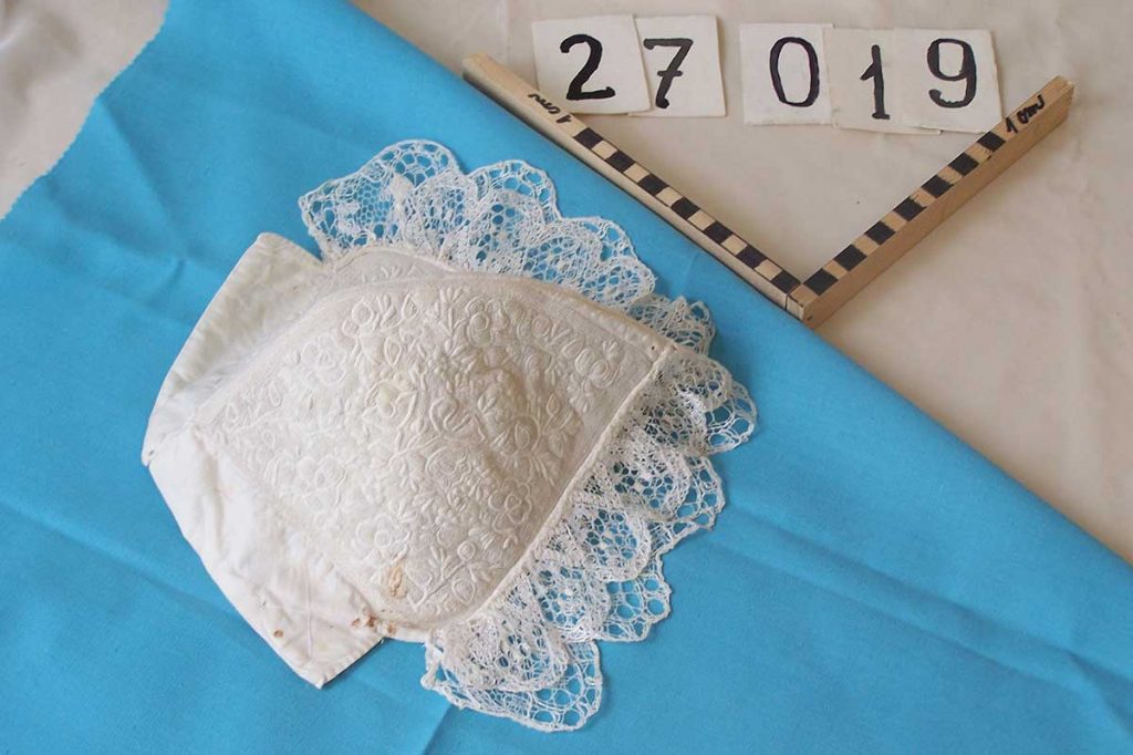 Bílý čepec  skutečského kroje s paličkovanou krajkou v týlové části, 1. pol. 20. stol.
