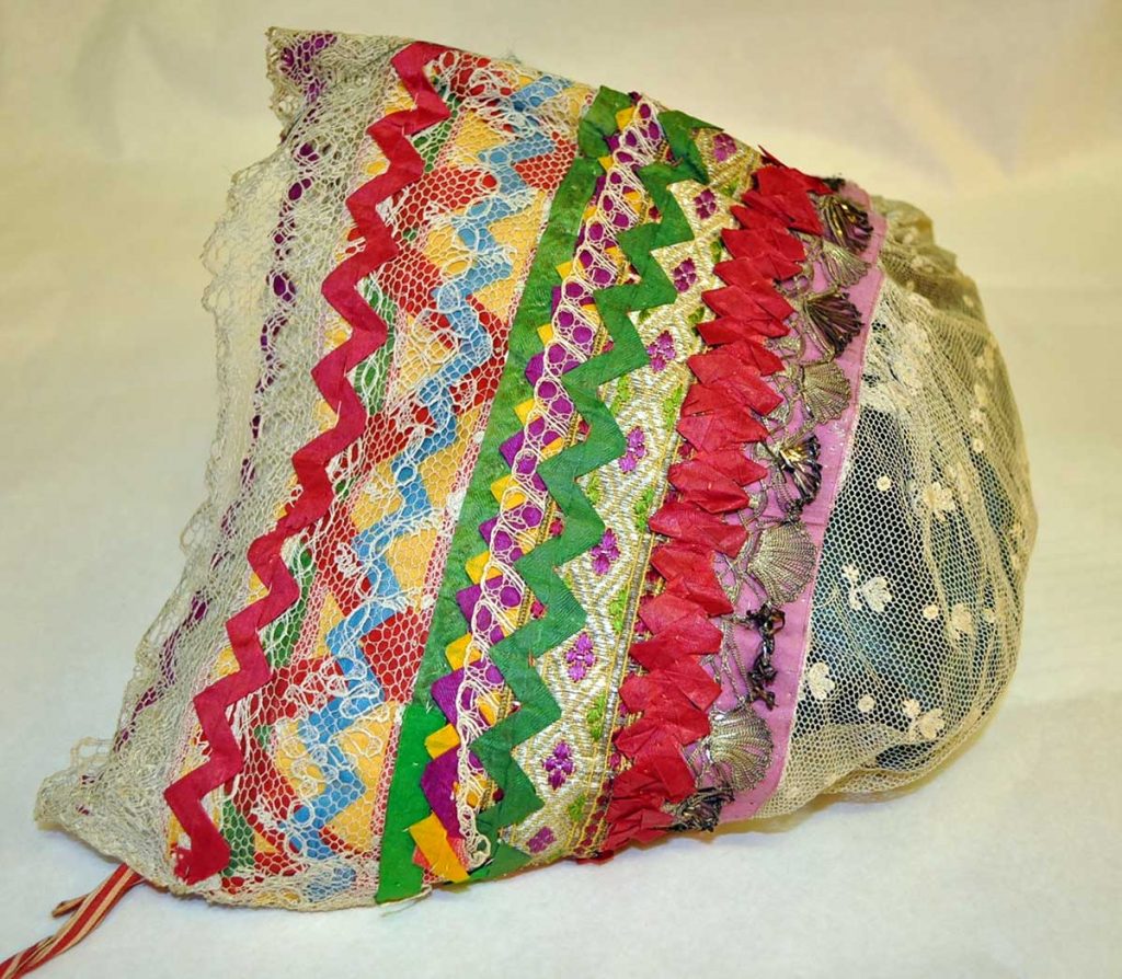 Čepec ozdobený  krajkou, Velký Vřešťov, 1. pol. 20. stol.