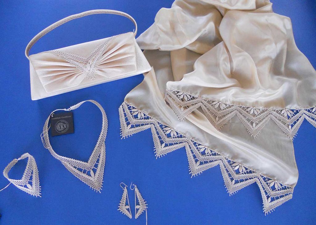 Béžový set – náhrdelník, náramek, náušnice, kabelka, hedvábná šála, hedvábí, paličkovaná krajka, 2011