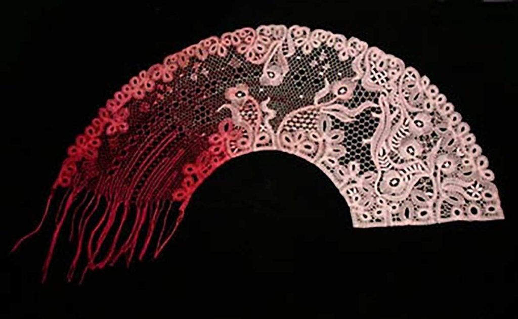 Vějíř Anežky Hrůzové, 66x21 cm, paličkovaná krajka, 1993