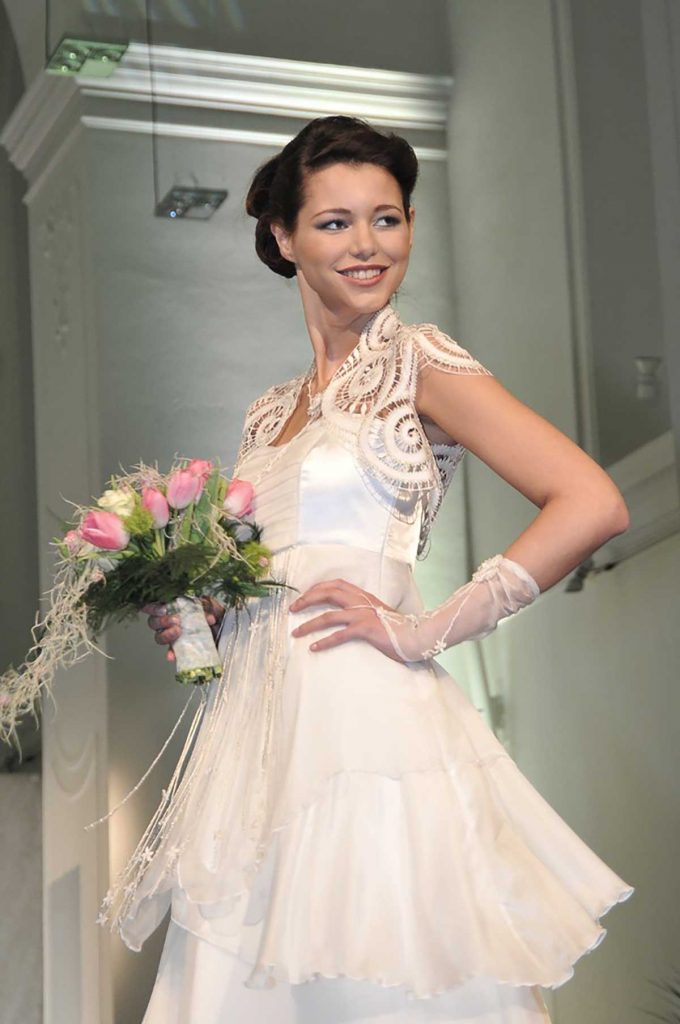 Hedvábné svatební šaty pro soutěž Svatební šaty roku v Praze 2010, hedvábný satén, krešovaný šifon, hedvábné nitě, zlatý a stříbrný dracoun, šití a paličkování, návrh krajky: Lenka Kroulíková, 2009