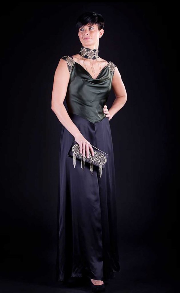 Hedvábné šaty s nákrčníkem a kabelkou, hedvábný elastický satén, hedvábné nitě, zlatý dracoun, skleněné korálky, saténová kabelka, šití a paličkování, návrh krajky: Lenka Kroulíková, 2010