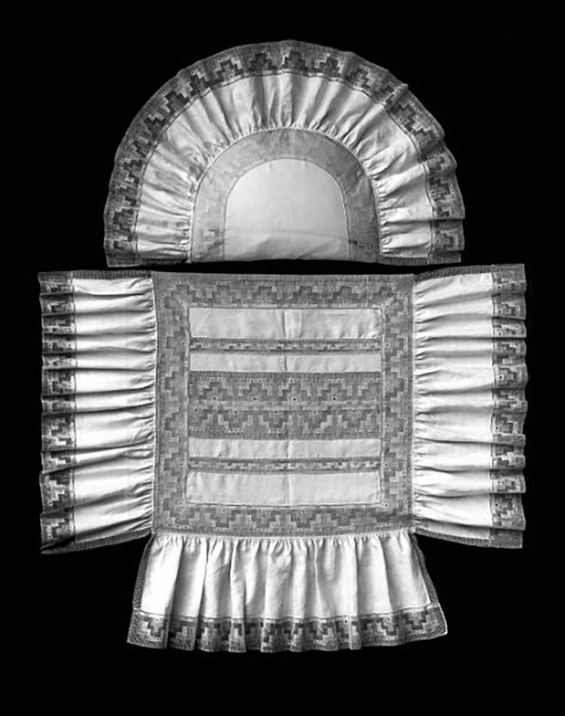 Křestní souprava pro rodinu Josefa Bartoně z Dobenína, průmyslníka a velkostatkáře z Nového Města nad Metují, návrh Marie Sedláčková-Serbousková, realizace krajek Anna Sokolová, 1925