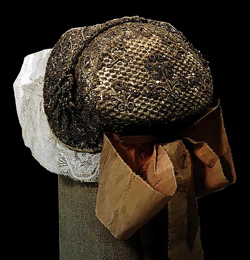 Čepec vyšívaný stříbrným dracounem s valencienskou krajkou a taftovou stuhou, konec 19. století