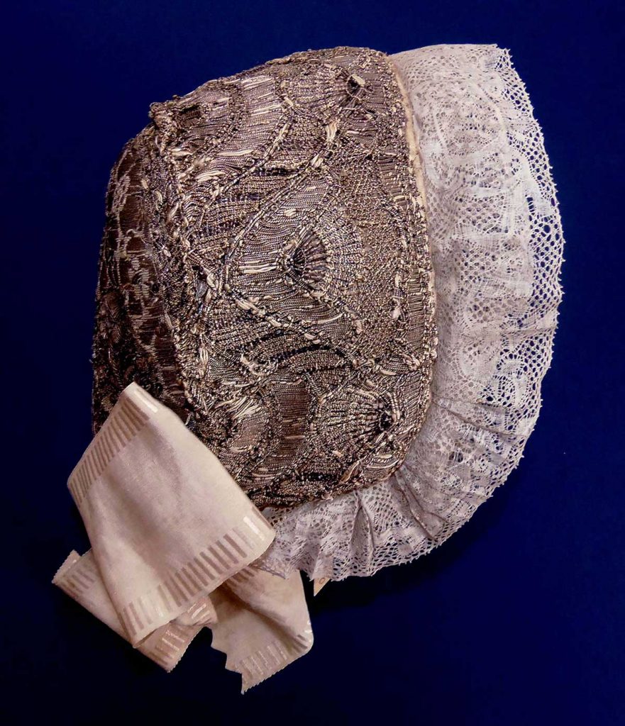 Čepec vyšívaný stříbrným dracounem doplněný perličkami a flitrem s valencienskou krajkou a taftovou stuhou, Východní Čechy, 1. polovina 19. století