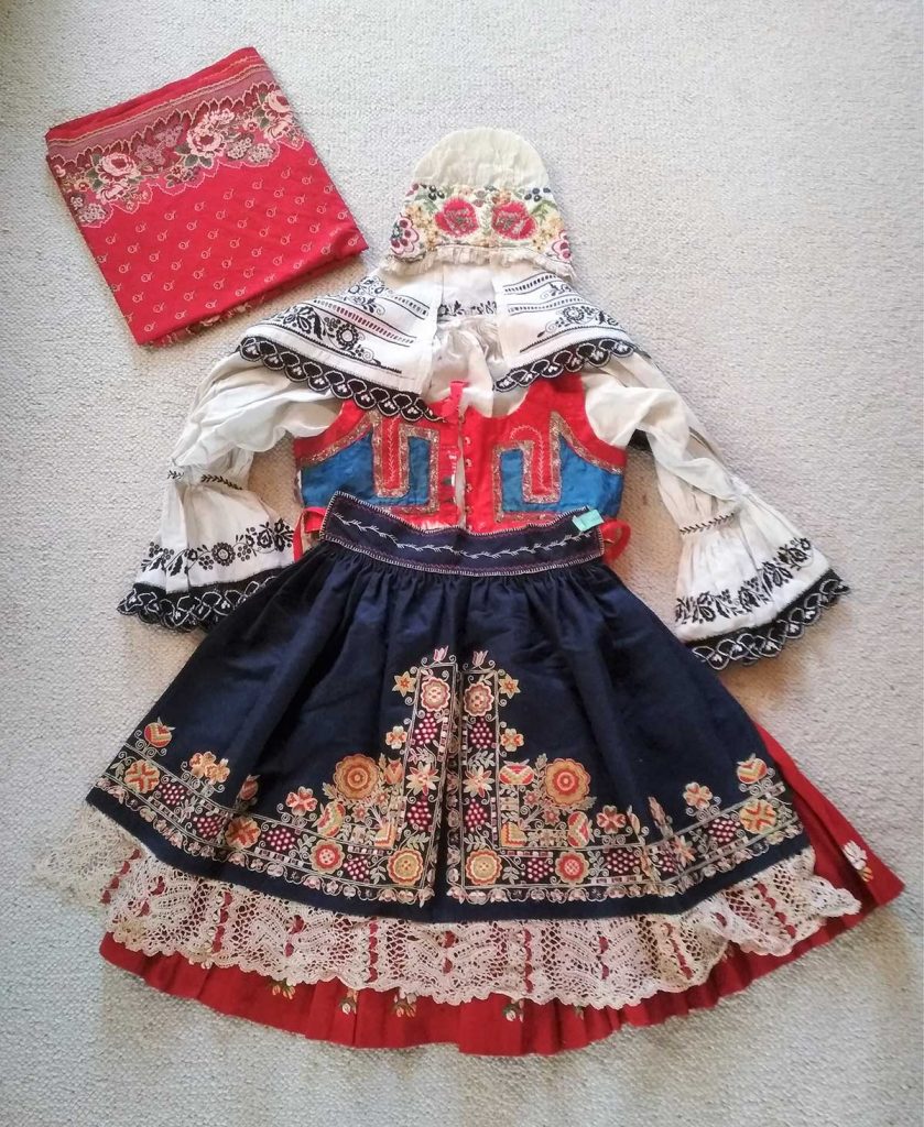 Kroj s aplikovanou krajkou zhotovený Františkou Porkertovou z Kostelce nad Orlicí; kroj je inspirován krojem z Kyjovska, 20.– 30. léta 20. století