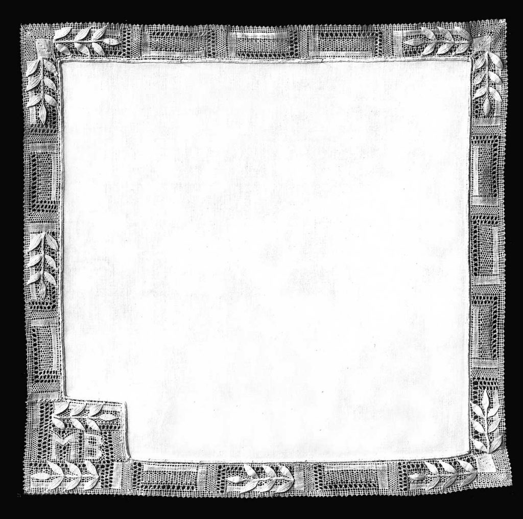 Ubrousek ze soupravy pro Marii Bartoňovou, 50×50 cm, paličkovaná krajka, 1922