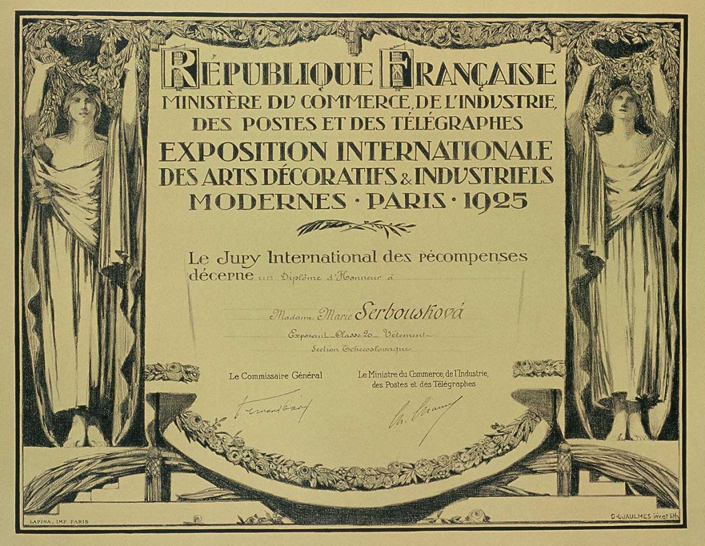 Diplom udělený Marii Serbouskové na Mezinárodní výstavě dekorativního umění a průmyslu v Paříži 1925; M. Serbousková na ní získala zlatou medaili