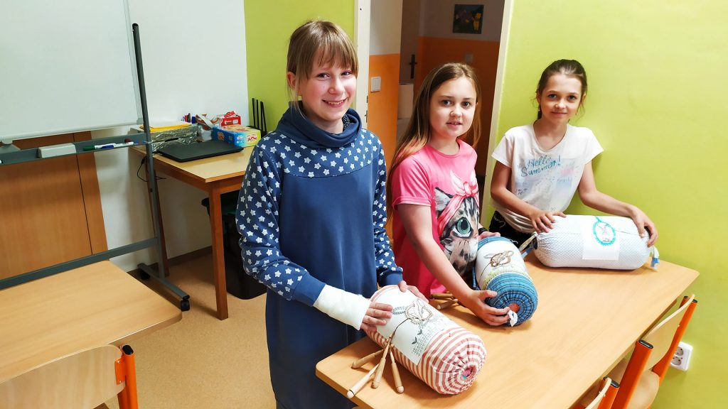 Žačky z krajkářského kroužku při ZŠ Česká Rybná (2025)