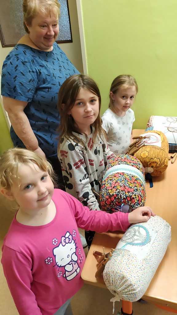 Žačky z krajkářského kroužku při ZŠ Česká Rybná s lektorkou Evou Krčmářovou (2025)