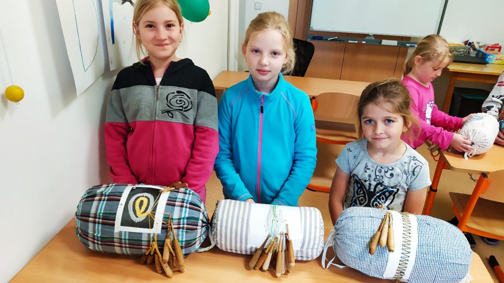 Žačky z krajkářského kroužku při ZŠ Česká Rybná (2025)