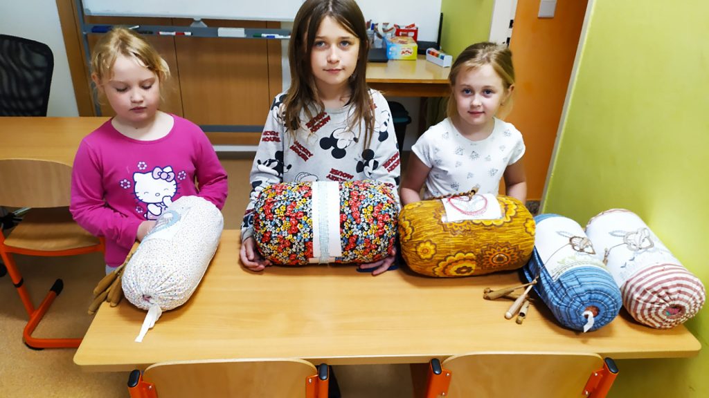 Žačky z krajkářského kroužku při ZŠ Česká Rybná (2025)