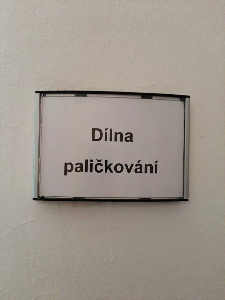 Z učebny (dílny) krajkářského kroužku při ZŠ Rokytnice v Orlických horách (2024)