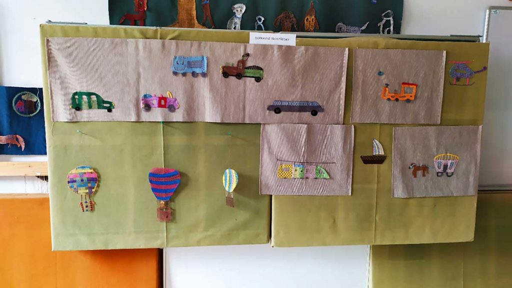 Z učebny (dílny) krajkářského kroužku při ZŠ Rokytnice v Orlických horách (2024)