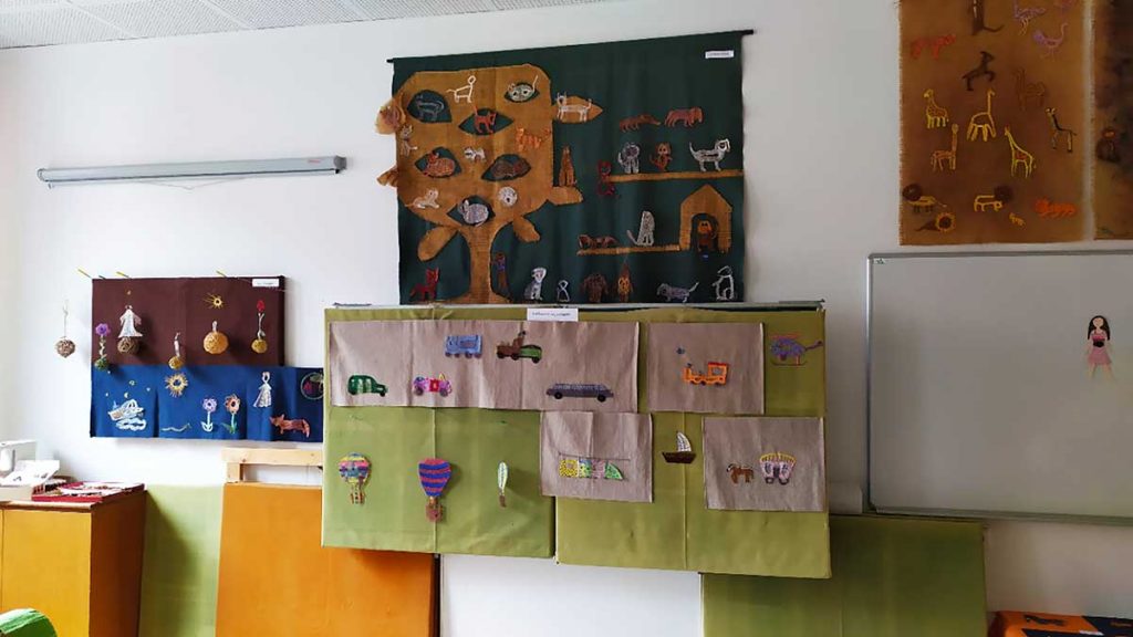 Z učebny (dílny) krajkářského kroužku při ZŠ Rokytnice v Orlických horách (2024)