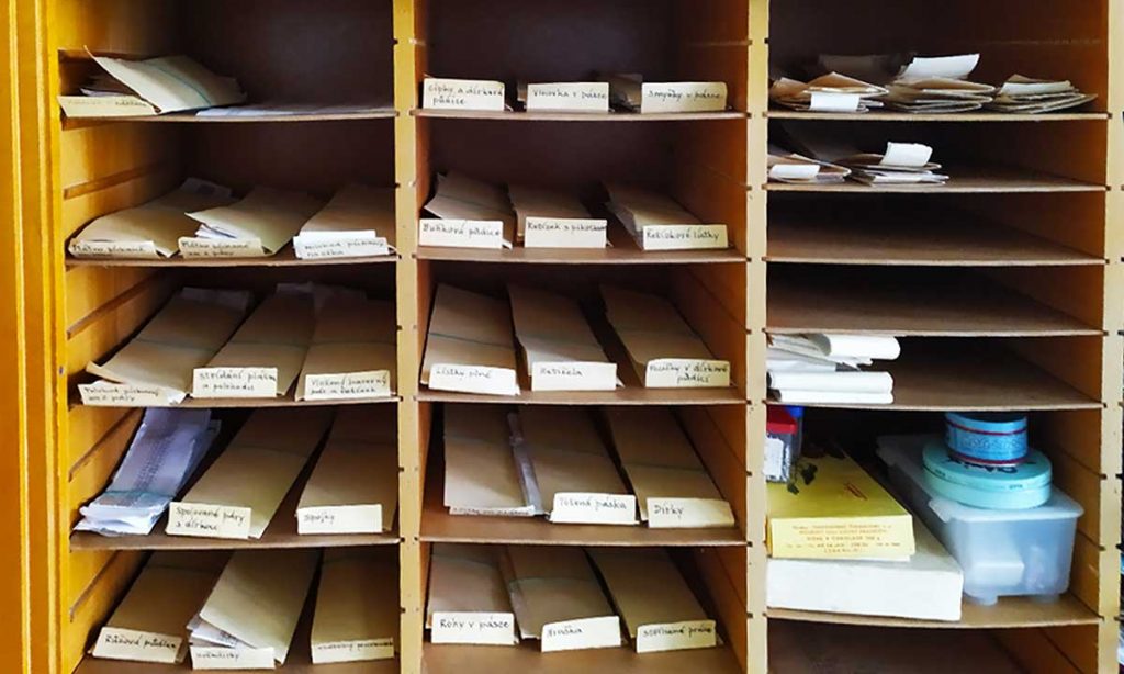 Z učebny (dílny) krajkářského kroužku při ZŠ Rokytnice v Orlických horách (2024)