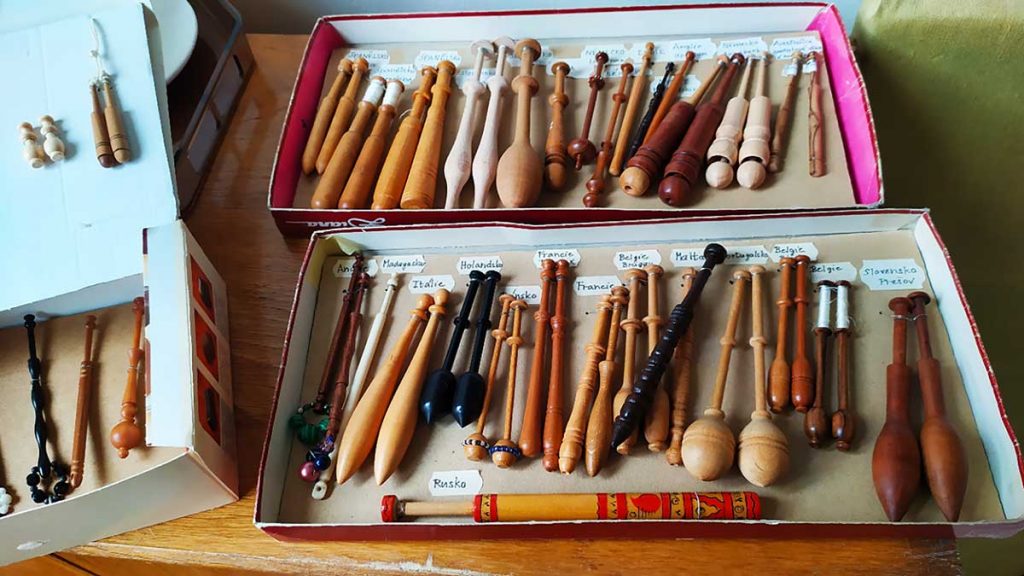 Z učebny (dílny) krajkářského kroužku při ZŠ Rokytnice v Orlických horách (2024)