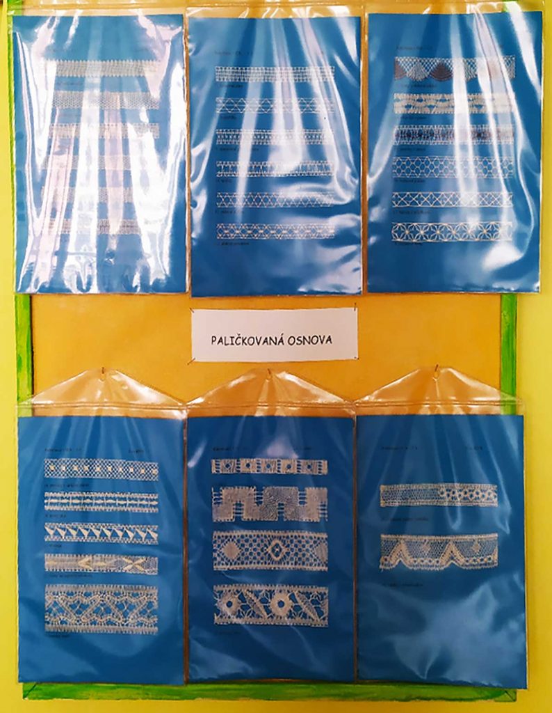 Z učebny (dílny) krajkářského kroužku při ZŠ Rokytnice v Orlických horách (2024)