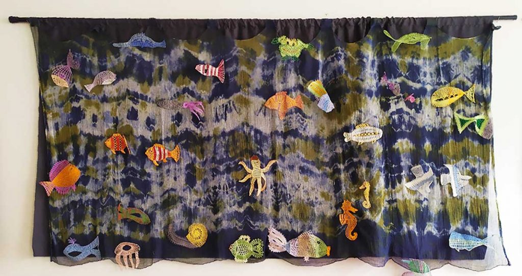 Z učebny (dílny) krajkářského kroužku při ZŠ Rokytnice v Orlických horách (2024)